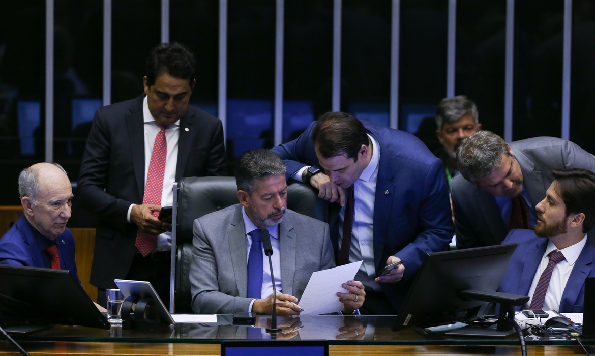 Jornal Ilustrado - Câmara aprova projeto de lei de taxação para super-ricos