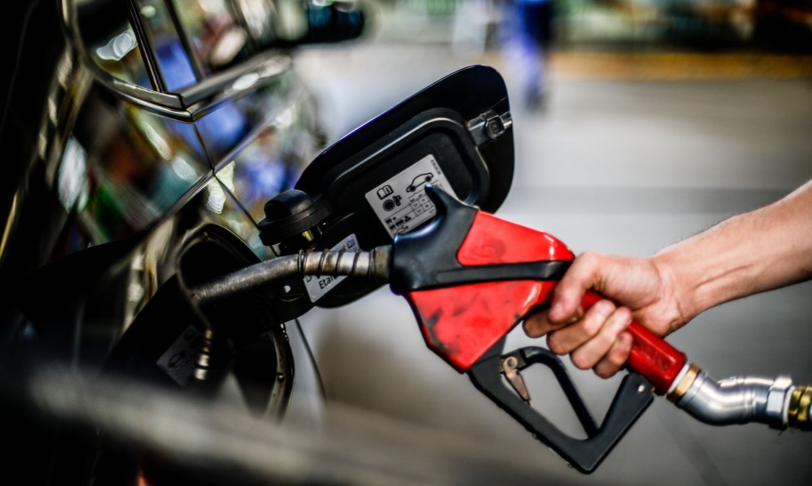 Petrobras reduz preço da gasolina e aumenta o do diesel