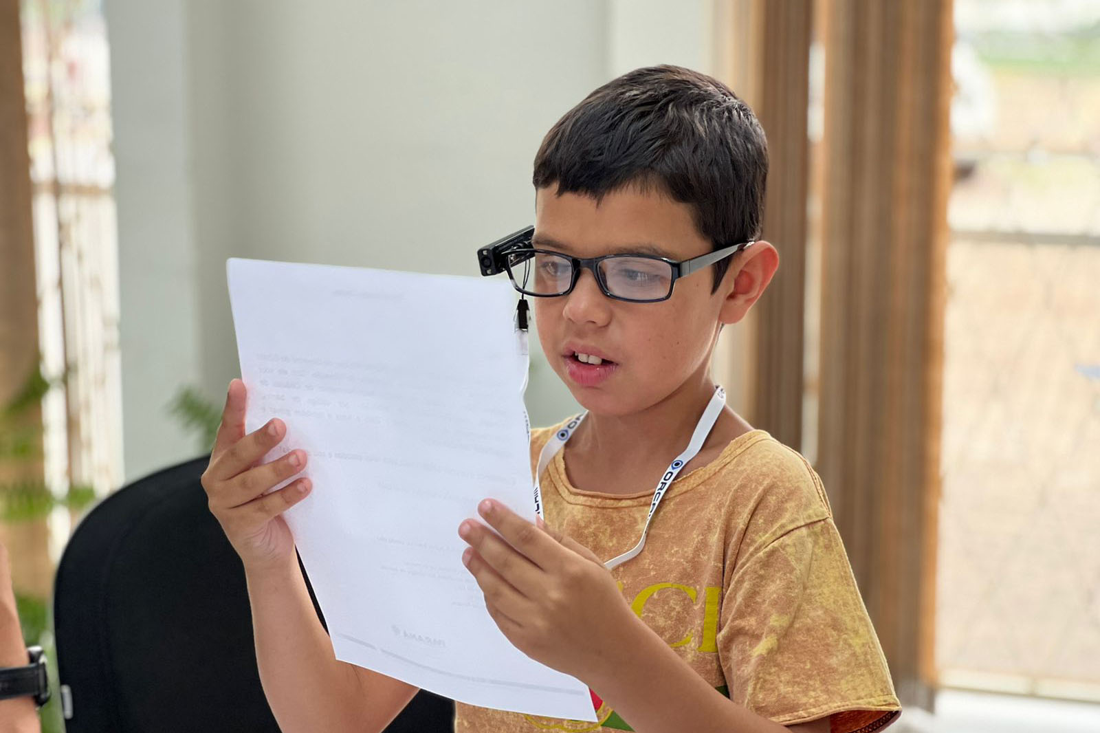 Jornal Ilustrado - Óculos com inteligência artificial transformam vidas de alunos com deficiência visual no Paraná