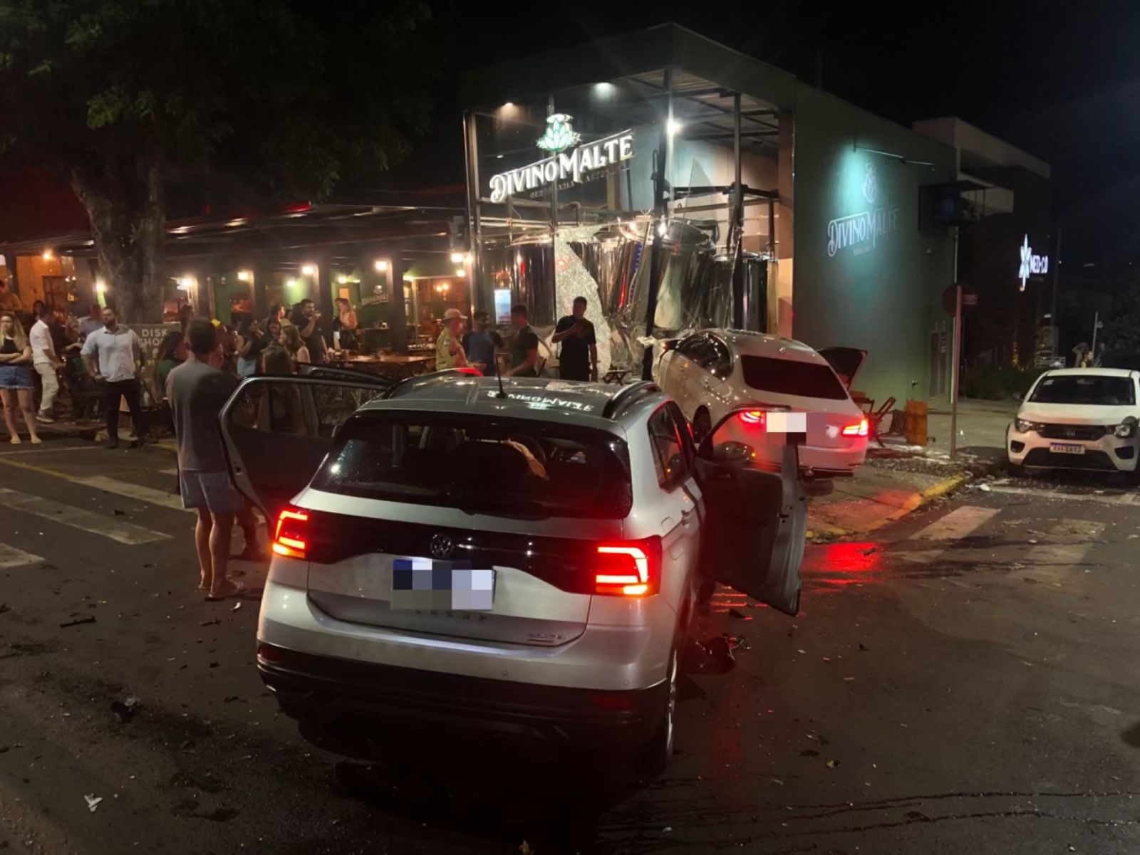 Jornal Ilustrado - Após batida entre dois veículos, BMW invade cervejaria no centro de Umuarama  