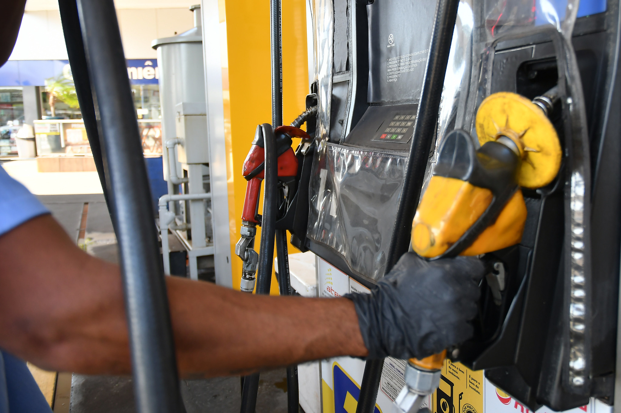 Preços dos combustíveis caem 2% em um mês em Umuarama