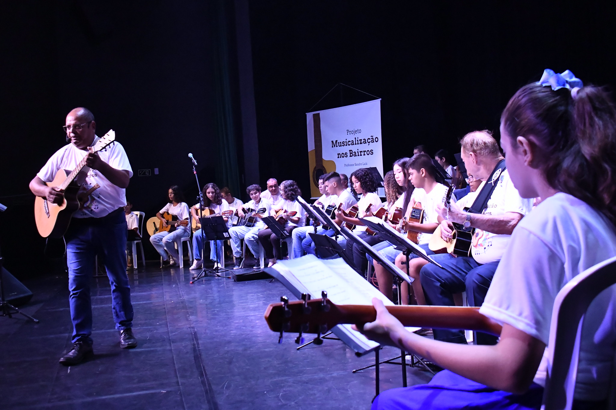 Jornal Ilustrado - Show Raízes apresentou o talento de alunos de violão de 11 bairros de Umuarama