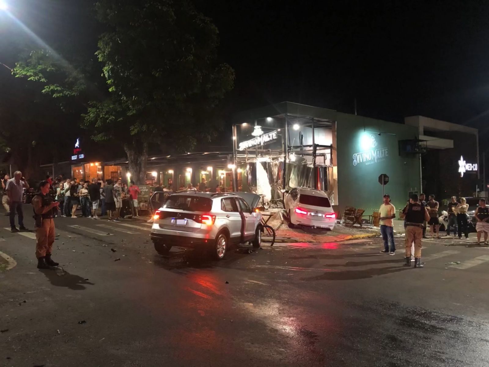 Jornal Ilustrado - Após batida entre dois veículos, BMW invade cervejaria no centro de Umuarama  