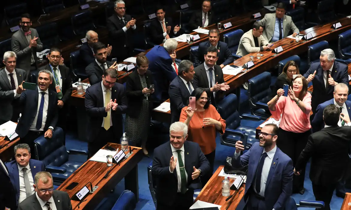 Jornal Ilustrado - Senado aprova PEC que limita decisões individuais de ministros do STF
