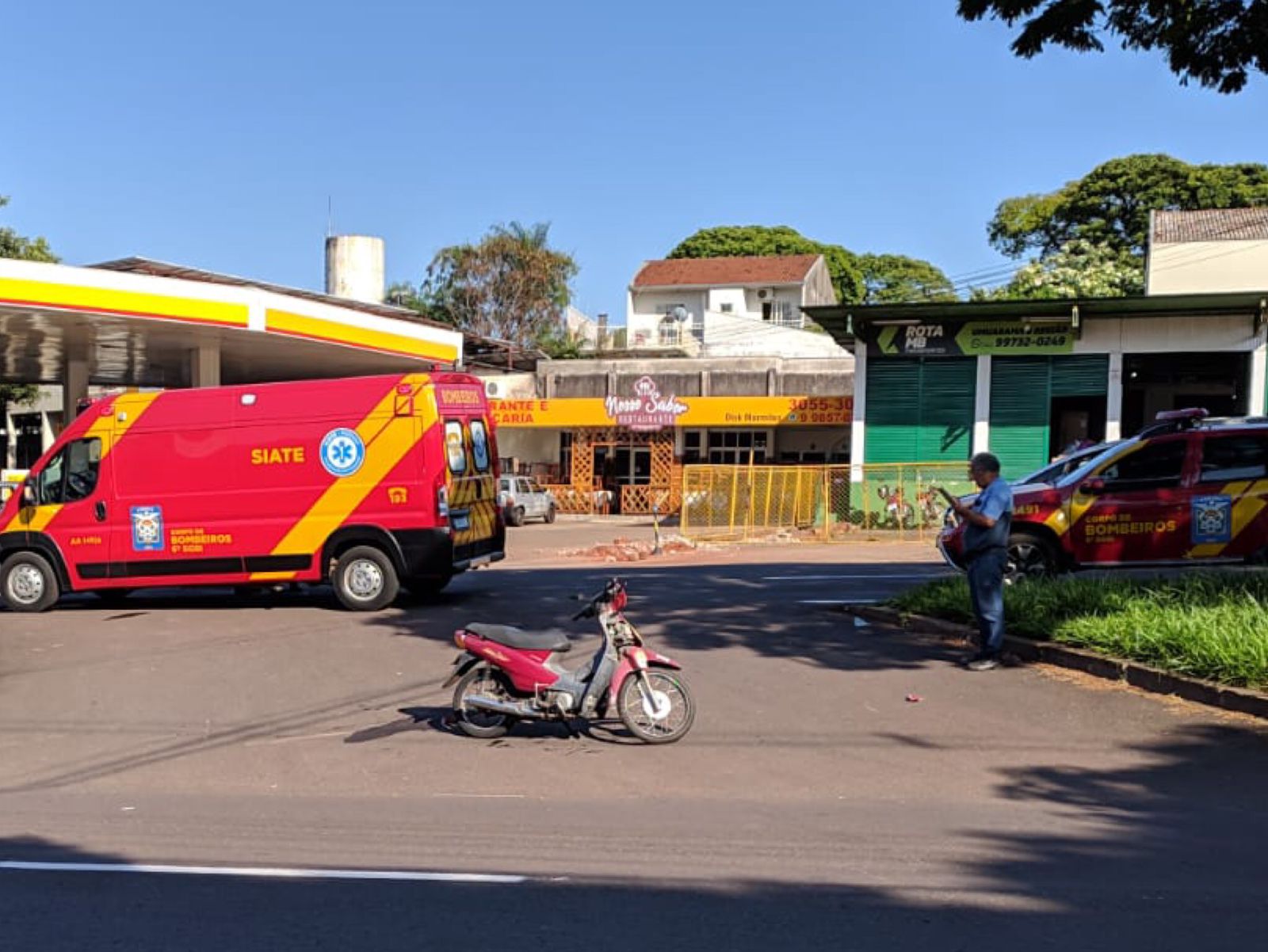 Mulher fica ferida em colisão entre motoneta e caminhonete em Umuarama