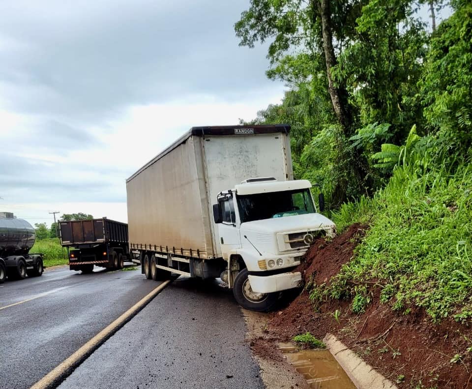 Jornal Ilustrado - Grave acidente deixa motorista preso nas ferragens na PR-323