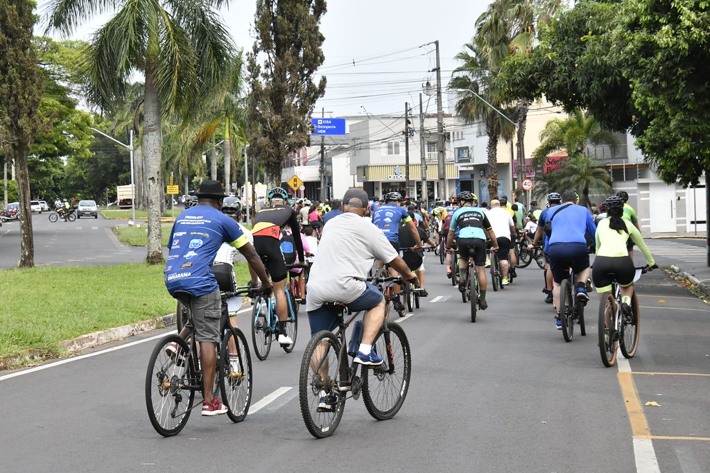 Jornal Ilustrado - 1º Passeio Ciclístico da Juventude reúne quase 300 participantes e sorteia bicicletas