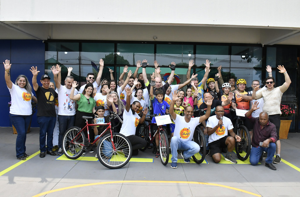 Jornal Ilustrado - 1º Passeio Ciclístico da Juventude reúne quase 300 participantes e sorteia bicicletas