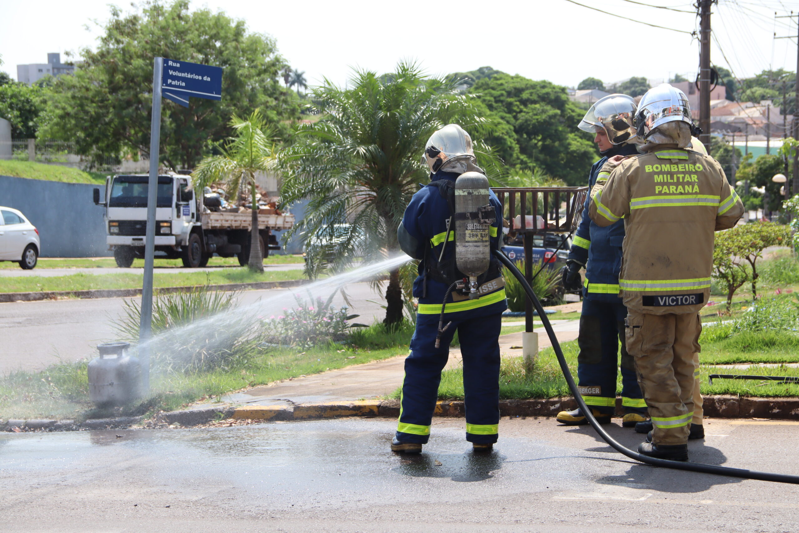 Jornal Ilustrado - Botijão de gás pega fogo durante instalação em fábrica de salgados e mobiliza bombeiros  