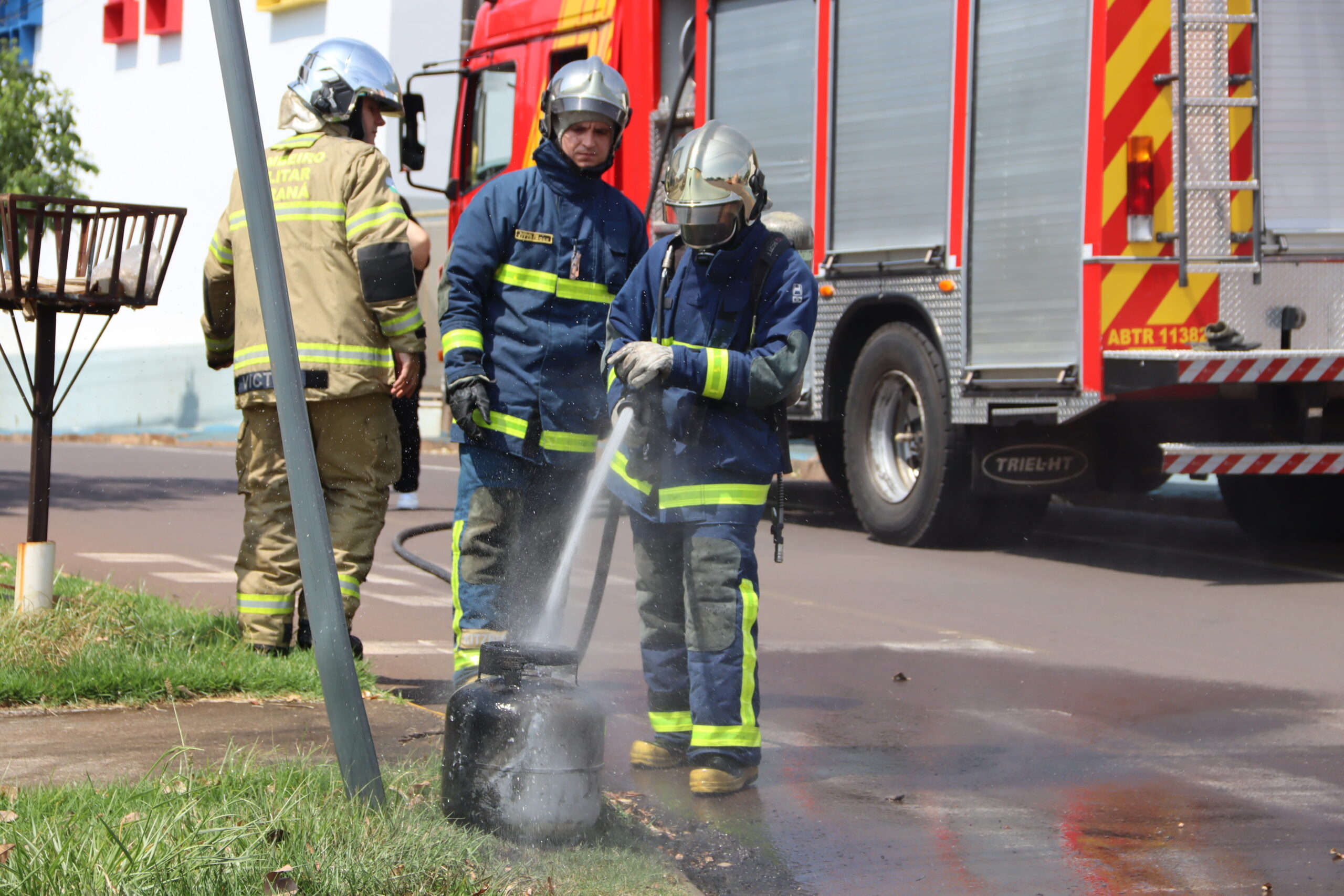 Jornal Ilustrado - Botijão de gás pega fogo durante instalação em fábrica de salgados e mobiliza bombeiros  