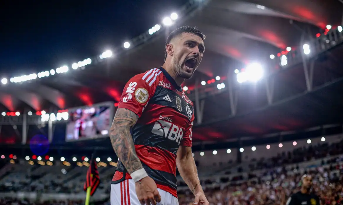Jornal Ilustrado - Flamengo vence Bragantino e entra na briga pelo título do Brasileiro