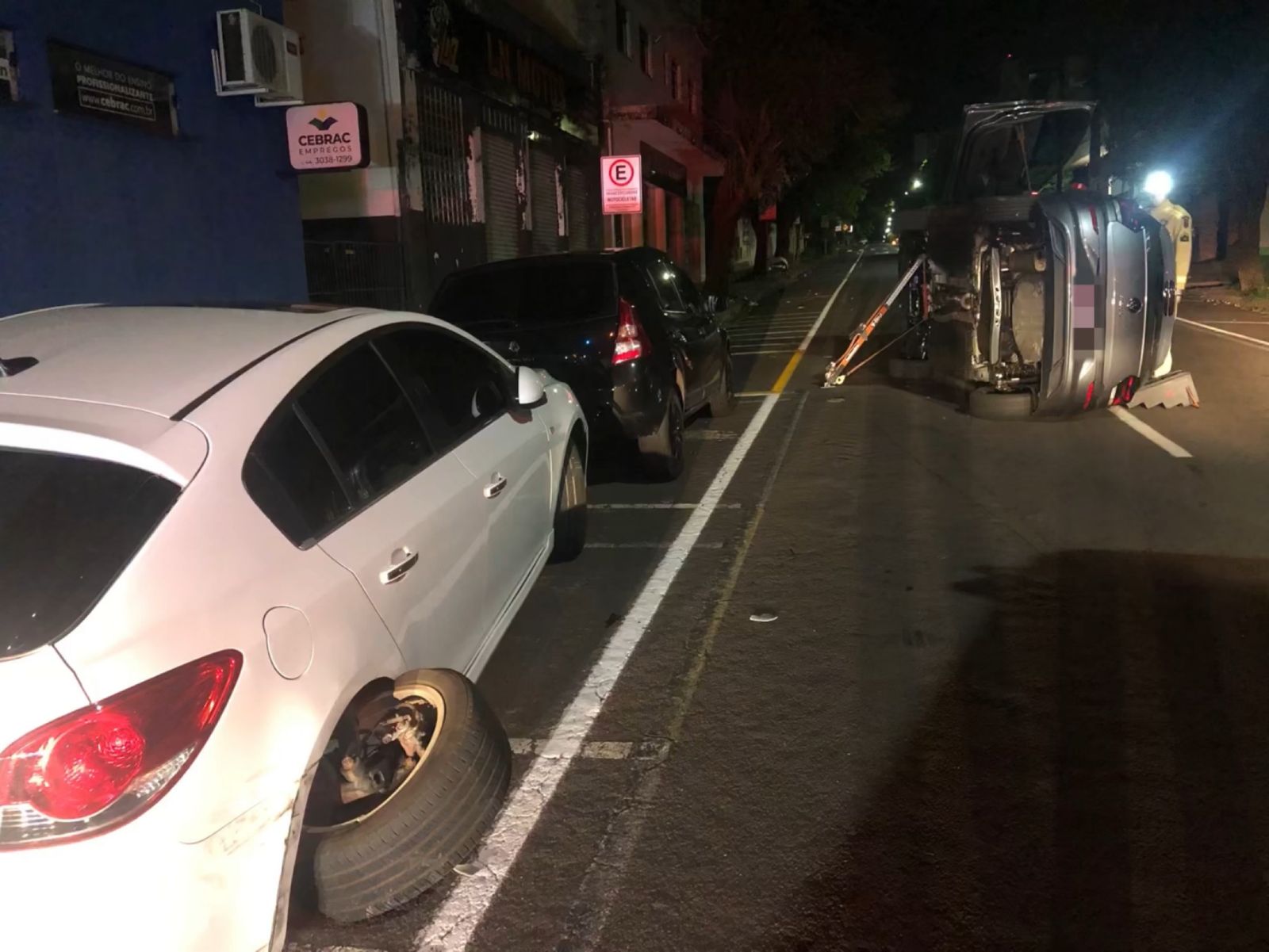 Jornal Ilustrado - Carro tomba após bater em veículo estacionado no centro de Umuarama  