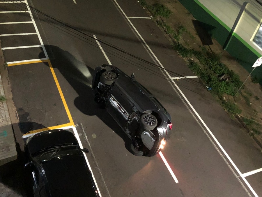 Carro tomba após bater em veículo estacionado no centro de Umuarama  