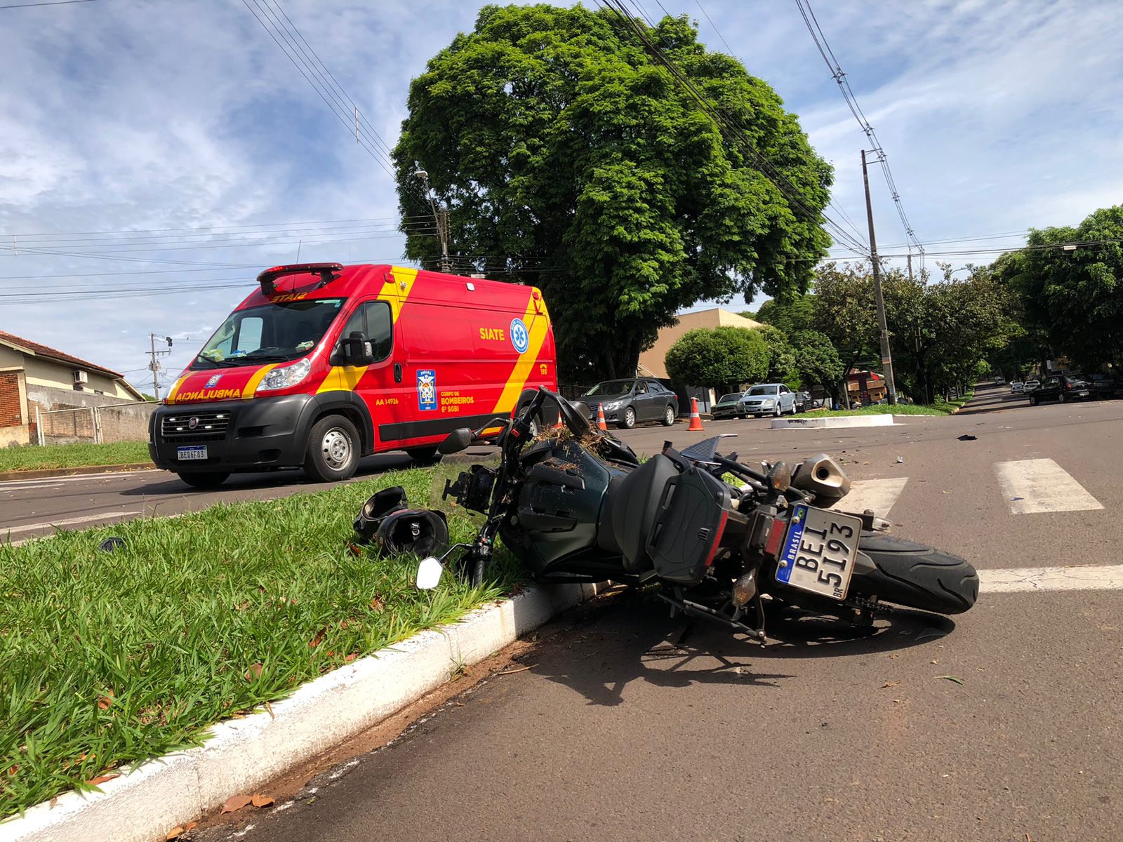 Jornal Ilustrado - Garupa fica ferida após moto ser atingida por carro em Umuarama  