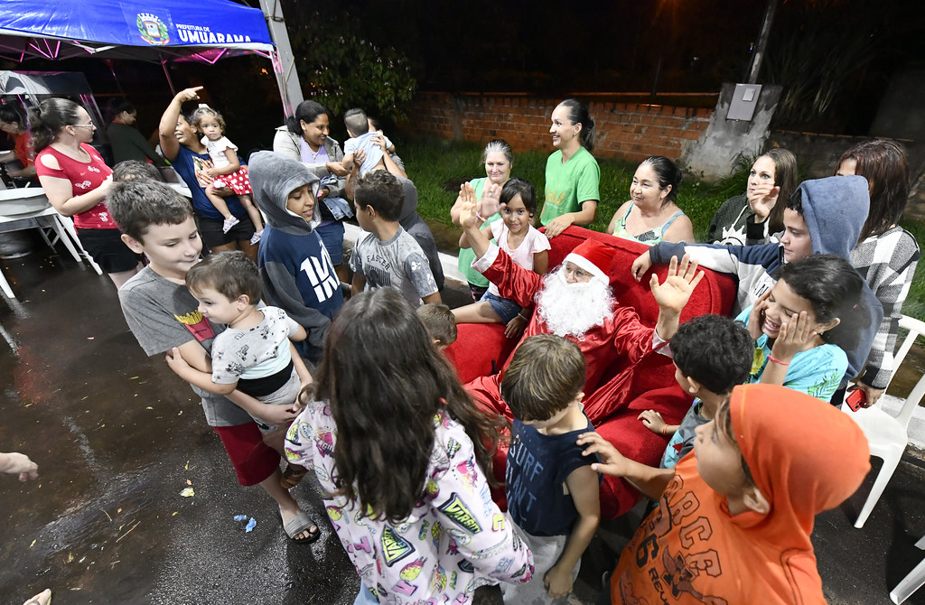 Jornal Ilustrado - Mesmo com chuva, Vila Nova União recebeu o Papai Noel com muita alegria