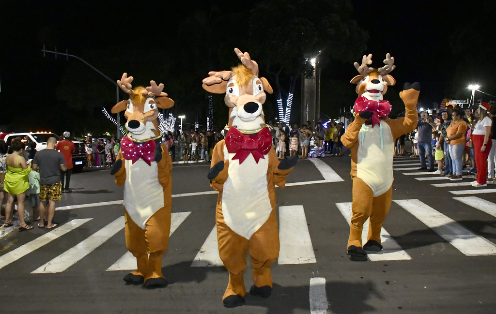 Jornal Ilustrado - Desfile de chegada do Papai Noel reúne mais de 5 mil pessoas em Umuarama