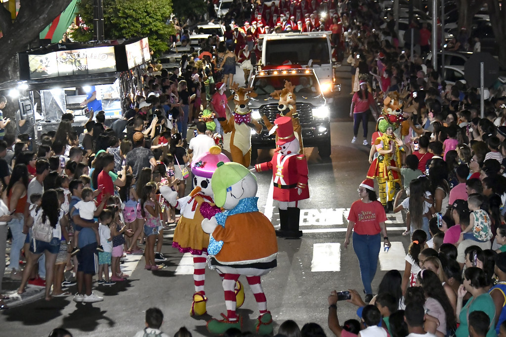 Jornal Ilustrado - Desfile de chegada do Papai Noel reúne mais de 5 mil pessoas em Umuarama