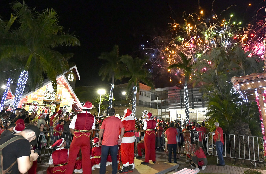 Jornal Ilustrado - Desfile de chegada do Papai Noel reúne mais de 5 mil pessoas em Umuarama