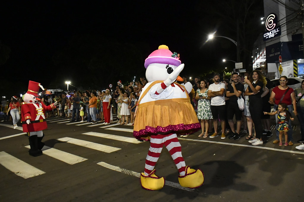 Jornal Ilustrado - Desfile de chegada do Papai Noel reúne mais de 5 mil pessoas em Umuarama