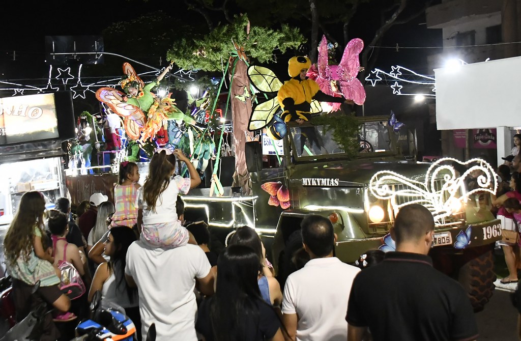 Jornal Ilustrado - Desfile de chegada do Papai Noel reúne mais de 5 mil pessoas em Umuarama
