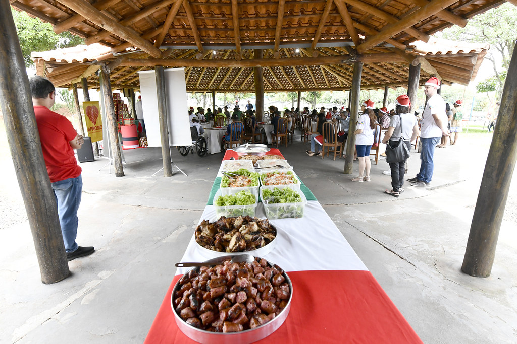 Jornal Ilustrado - Centro Pop de Umuarama promove almoço natalino para pessoas em situação de rua e indígenas