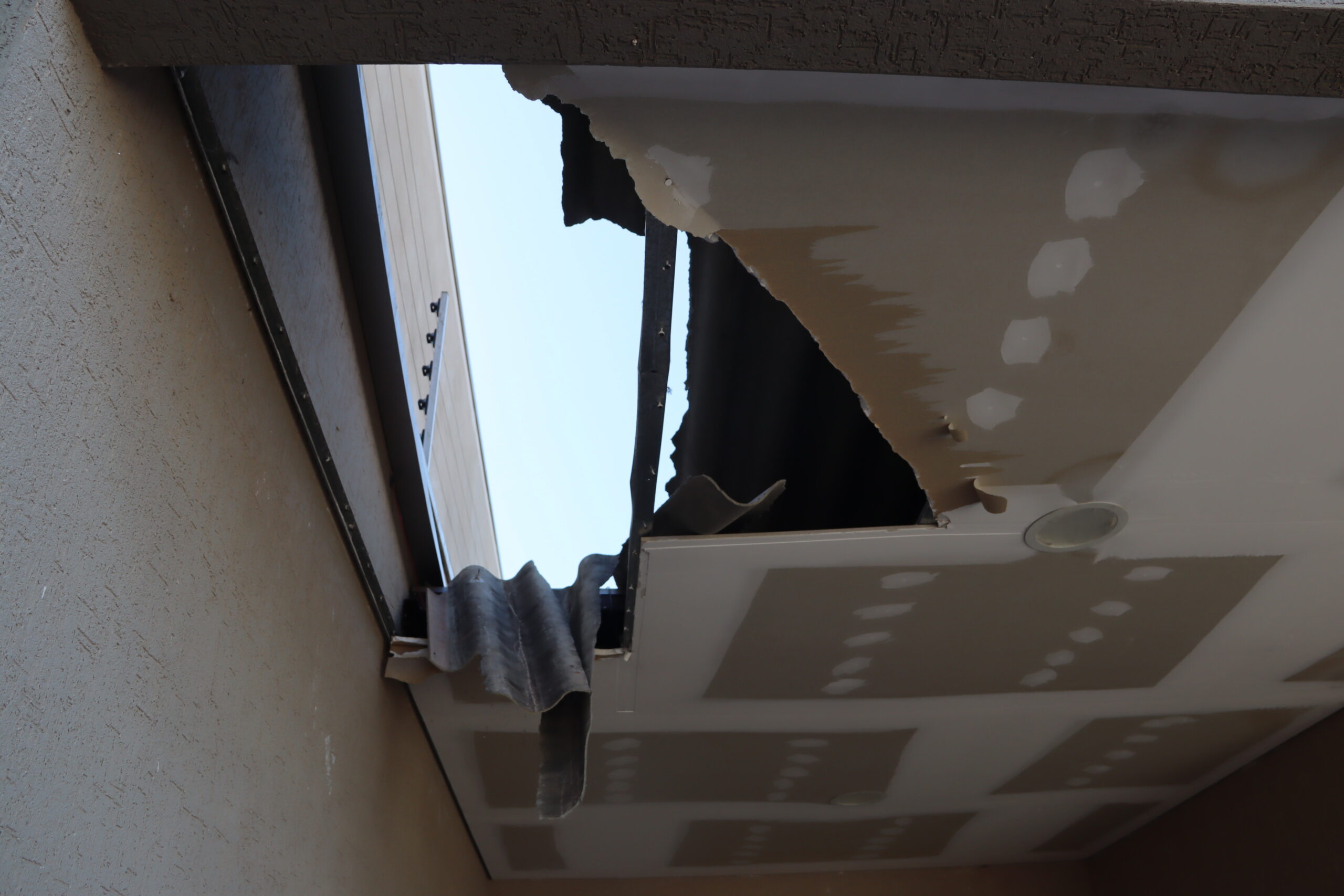 Jornal Ilustrado - Pintor fica ferido após queda de telhado durante trabalho em Umuarama 