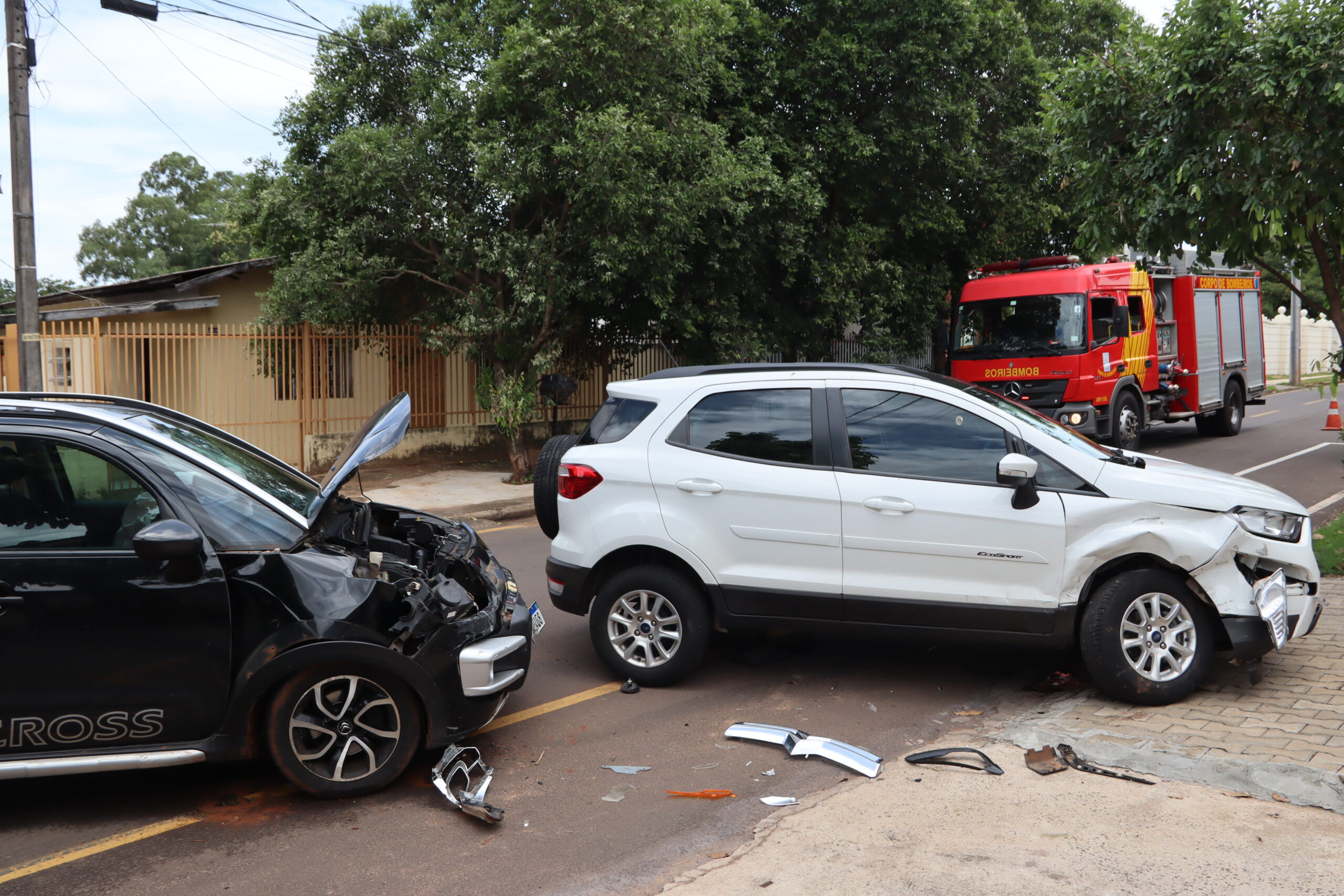 Jornal Ilustrado - Colisão entre veículos deixa jovem ferido próximo à Apae de Umuarama 