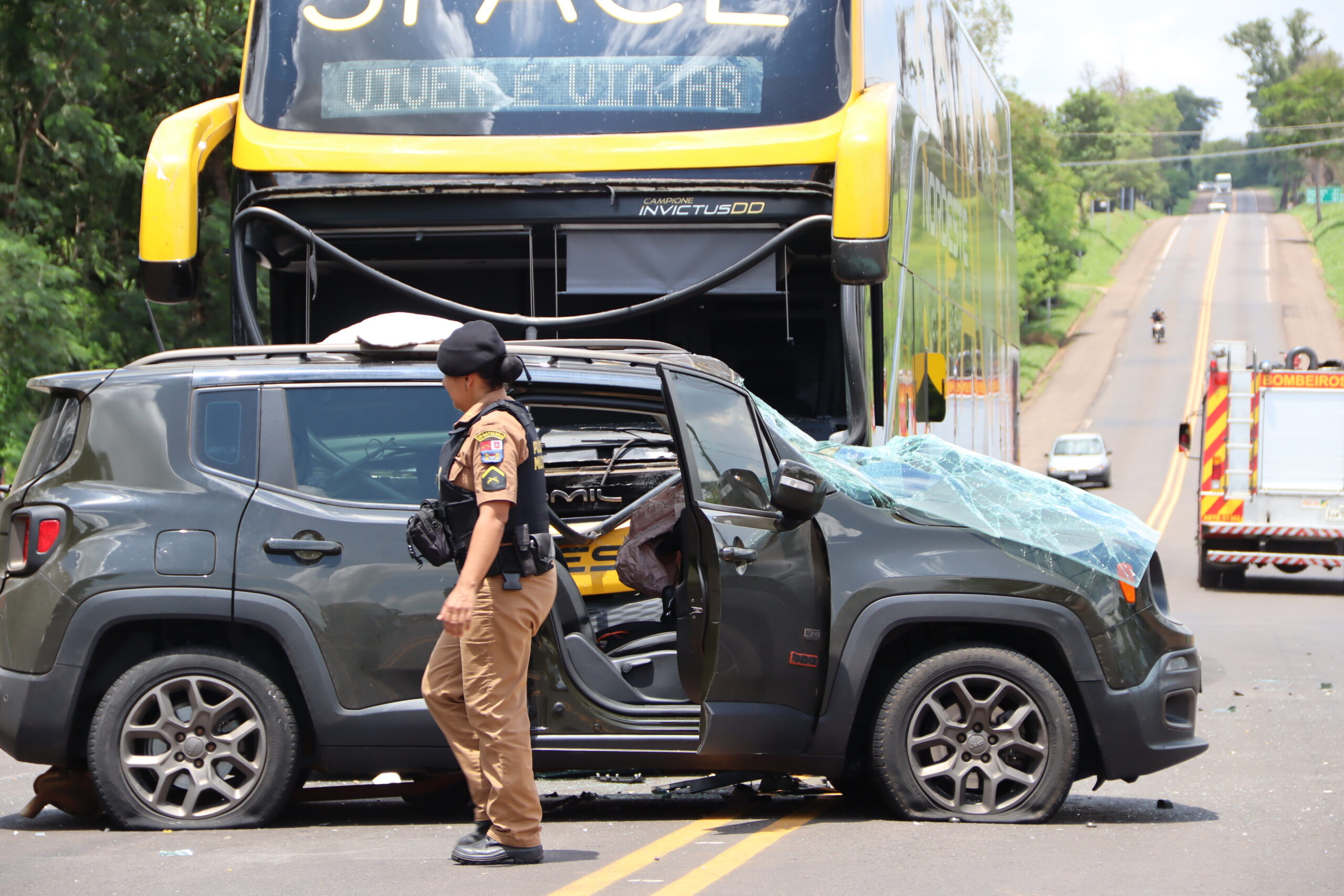 Jornal Ilustrado - Batida entre carro e ônibus deixa cinco feridos na PR-323, em Cafezal do Sul  