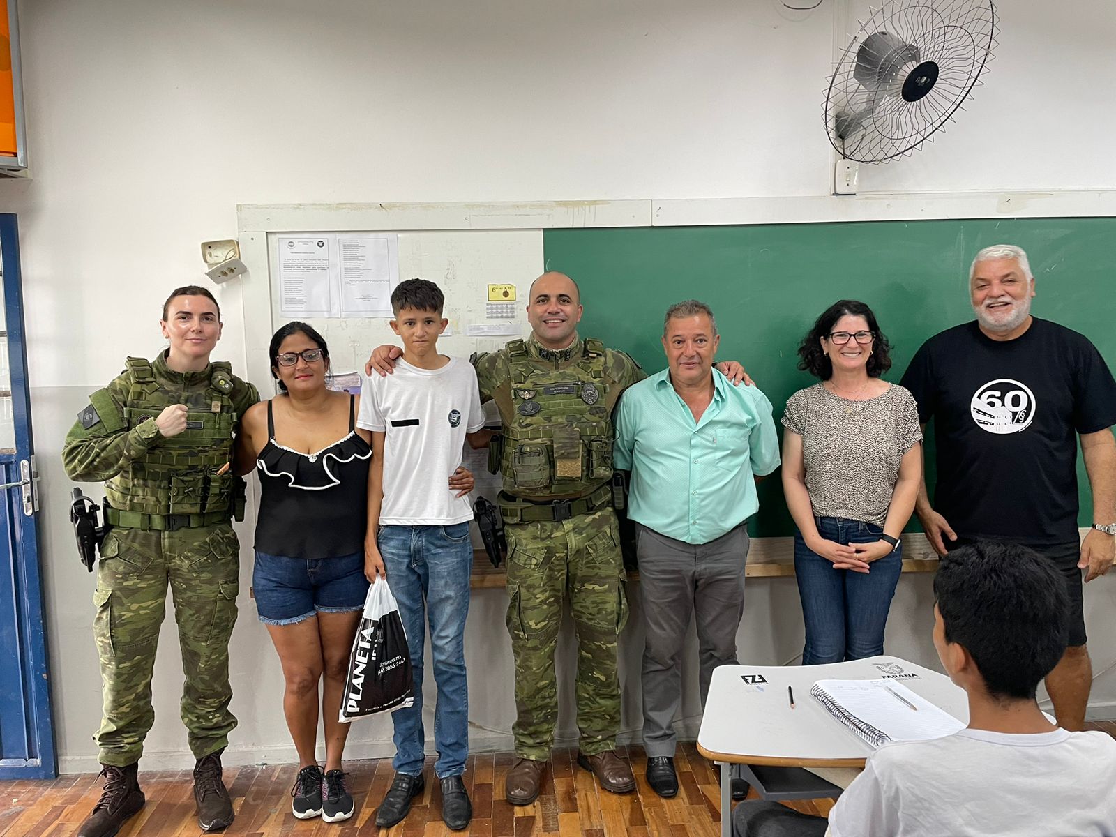 Jornal Ilustrado - BPFron visita colégio de Umuarama para parabenizar aluno no dia do seu aniversário  