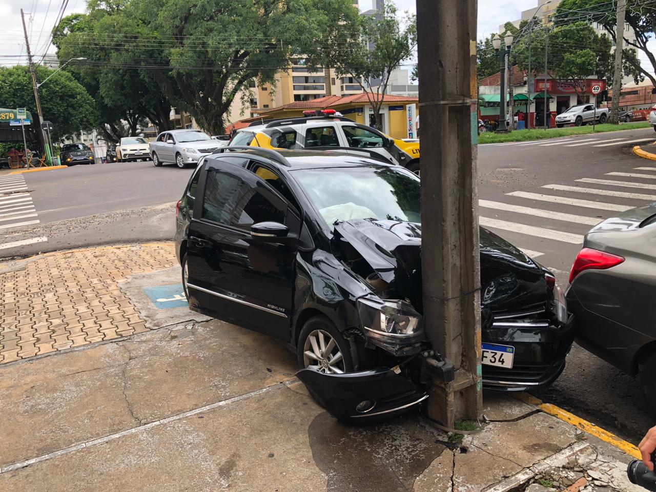 Jornal Ilustrado - Motorista foge ao bater carro em poste no centro de Umuarama  