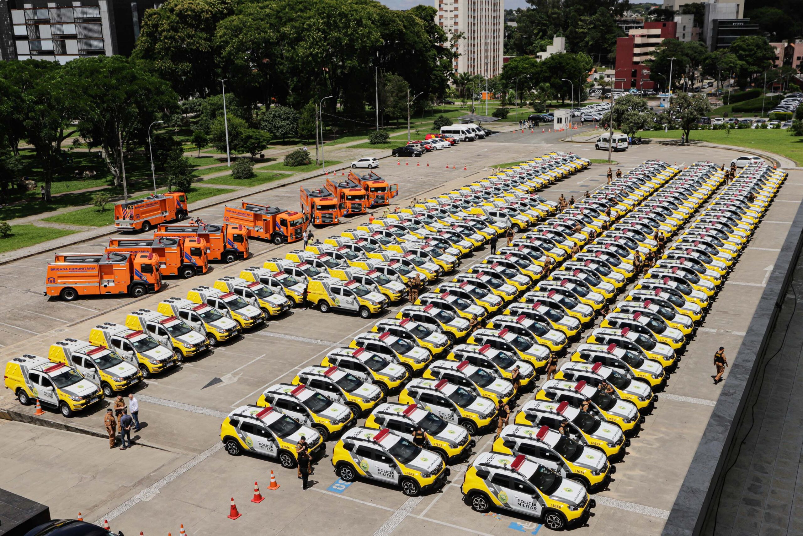 Jornal Ilustrado - Governador entrega 142 novas viaturas para a Polícia Militar e caminhões para Defesa Civil