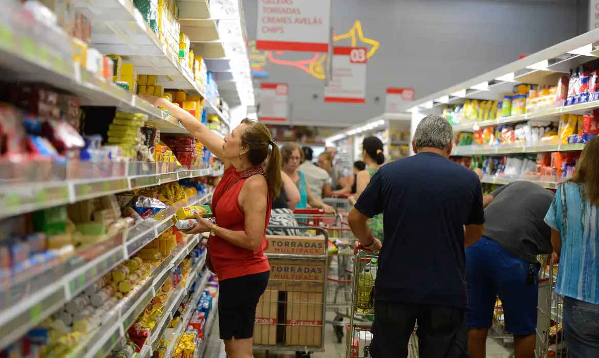 Jornal Ilustrado - Preço de alimentos e juros contribuíram para frear inflação em 2023