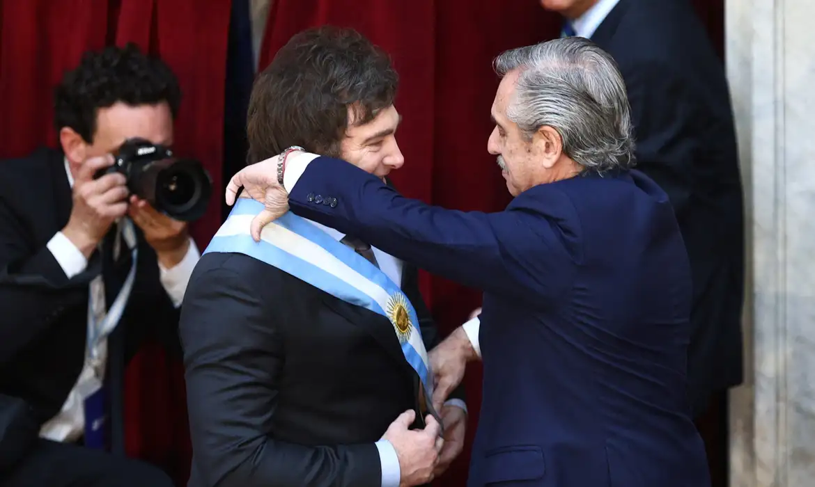 Jornal Ilustrado - Javier Milei toma posse como novo presidente da Argentina
