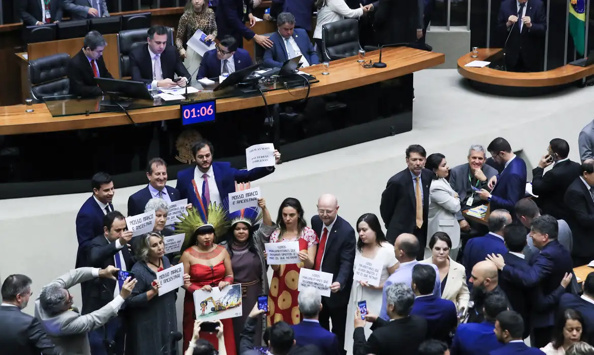 Jornal Ilustrado - Congresso derruba veto de Lula e mantém marco temporal indígena
