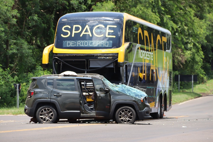 Batida entre carro e ônibus deixa cinco feridos na PR-323, em Cafezal do Sul  