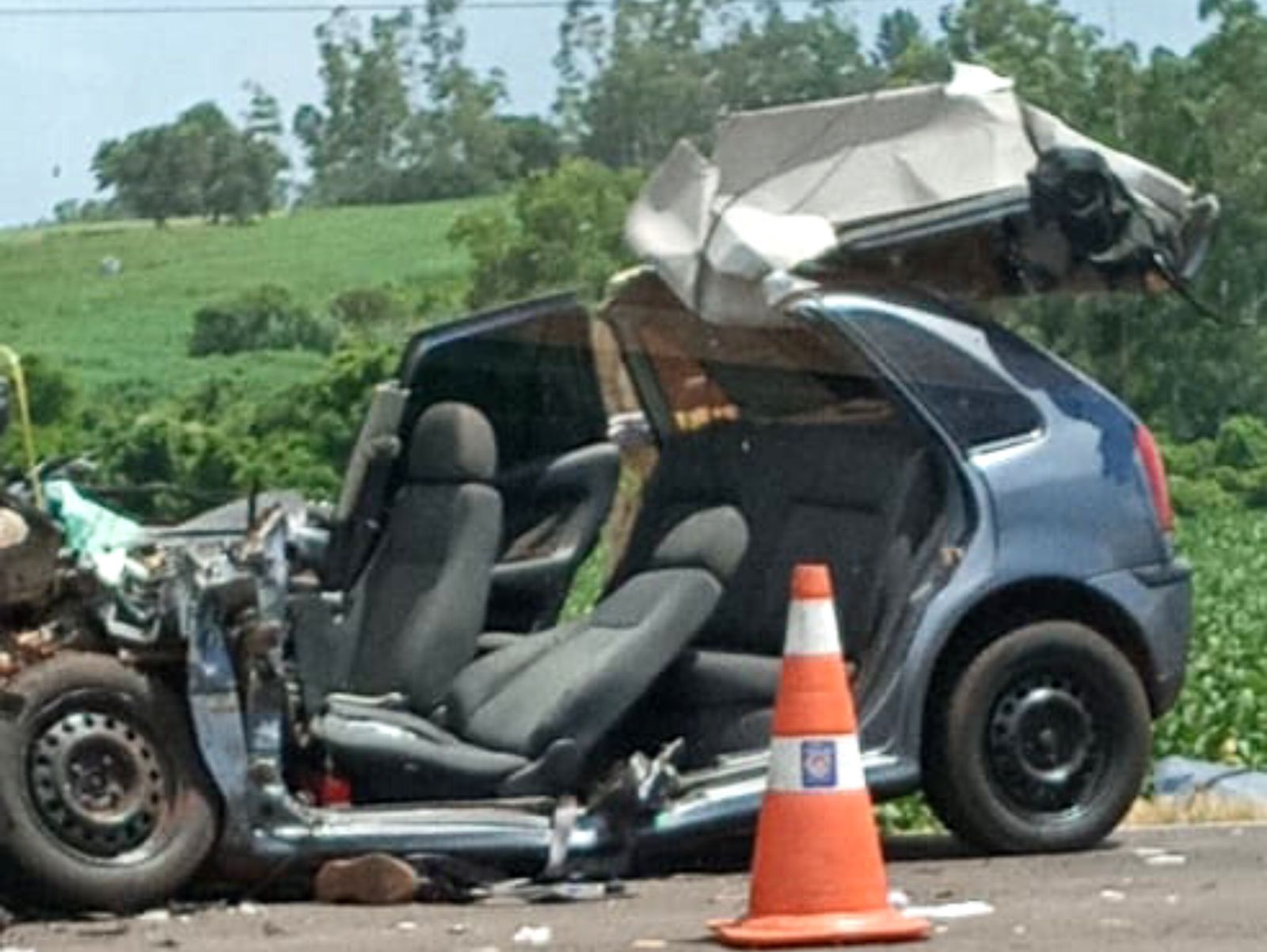Jornal Ilustrado - Grave acidente na PR-323 deixa motorista preso entre ferragens e mobiliza equipes de resgate 