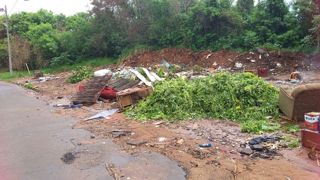 Descarte irregular de lixo se espalha por terrenos de bairros de Umuarama