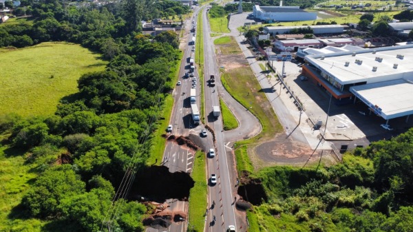Jornal Ilustrado - Chuvas ampliam crateras nas duas pistas da PR-323 em Umuarama
