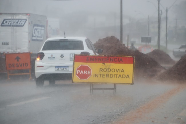 Chuvas levam a interdição da PR-323 em Umuarama. Desvio é pelo Parque Industrial