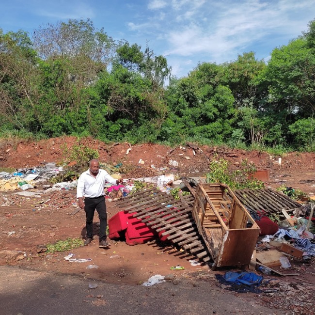 Jornal Ilustrado - Descarte irregular de lixo se espalha por terrenos de bairros de Umuarama