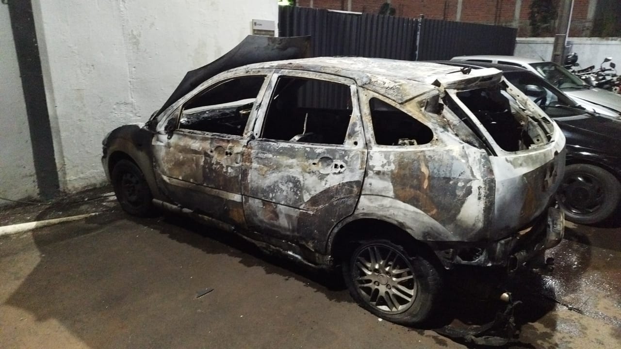 Veículo Ford Focus é destruído em incêndio suspeito em Umuarama 