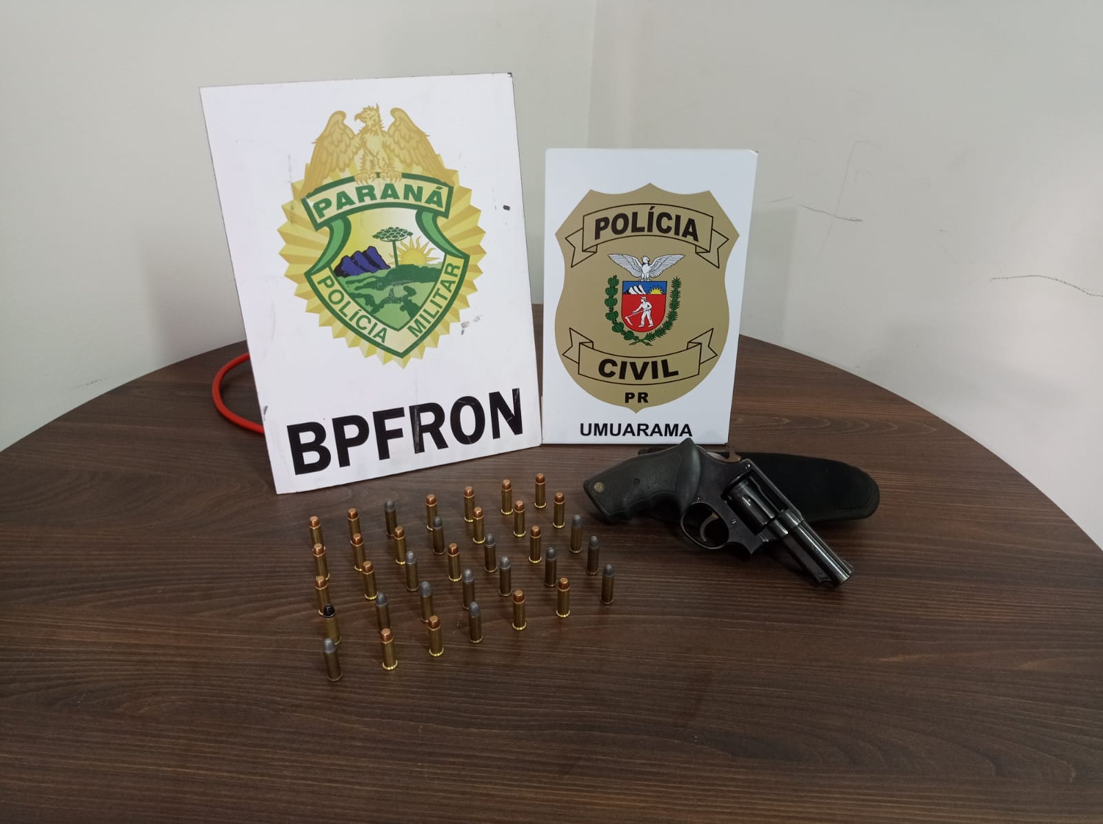 Jornal Ilustrado - Polícia Civil e BPFron prendem homem com arma de fogo e munições em Umuarama  
