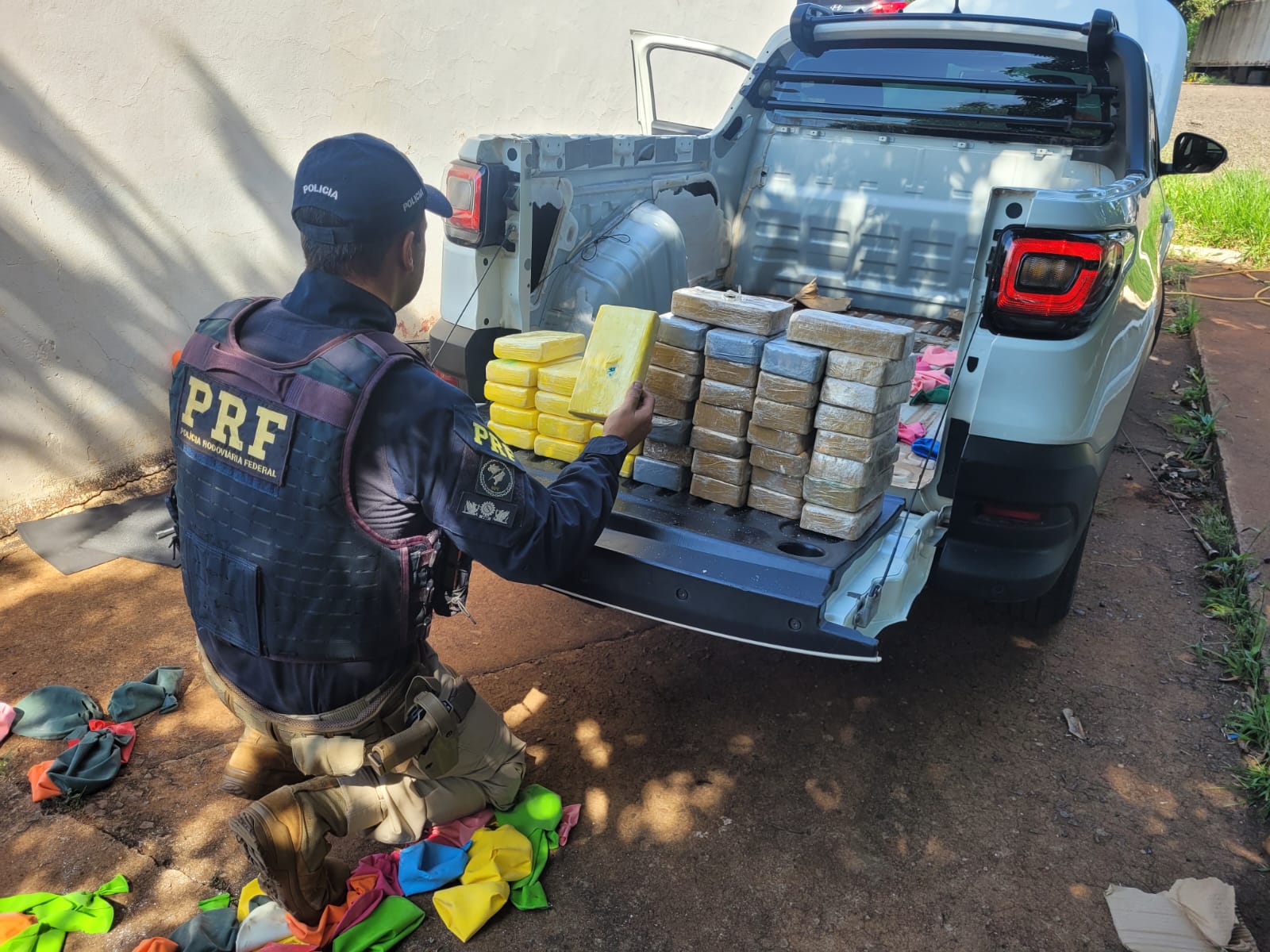 Jornal Ilustrado - PRF apreende 45 quilos de cocaína em veículo que saiu de Umuarama  