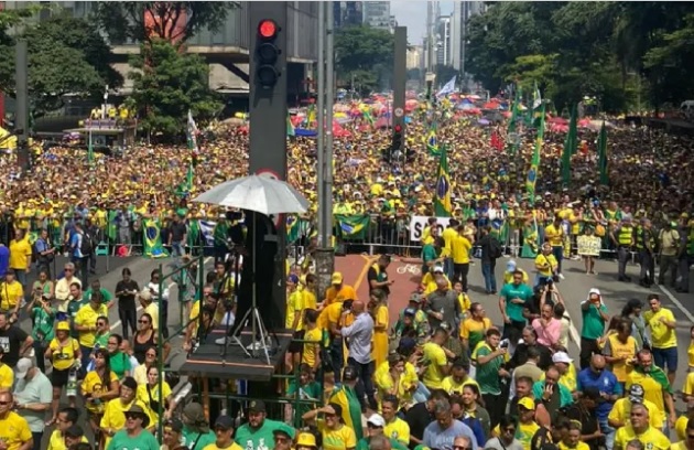 Jornal Ilustrado - Ato reúne apoiadores de Bolsonaro na Avenida Paulista, em São Paulo