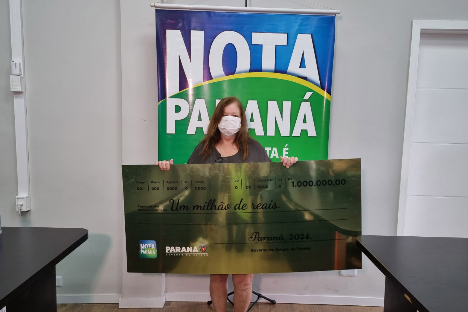 Jornal Ilustrado - Ganhadora recebe cheque de R$ 1 milhão do Nota Paraná um dia após aniversário