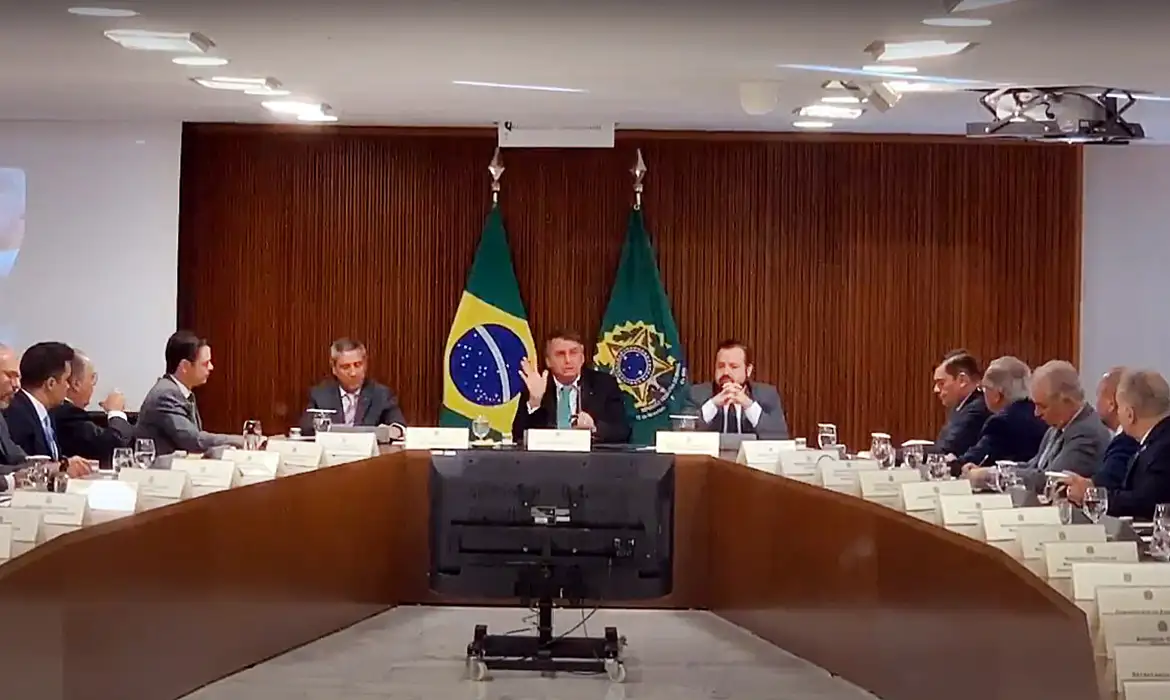 Jornal Ilustrado - Bolsonaro reconhece caráter eleitoreiro da PEC das Bondades, em vídeo