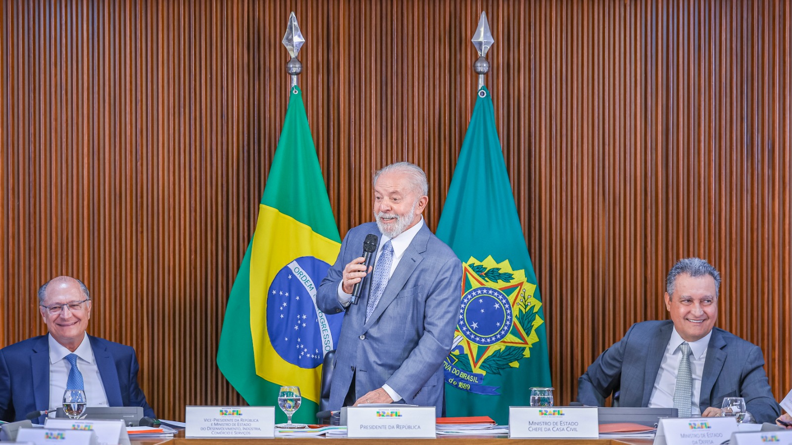 Jornal Ilustrado - "Falta muito para se fazer", diz Lula ao abrir reunião ministerial