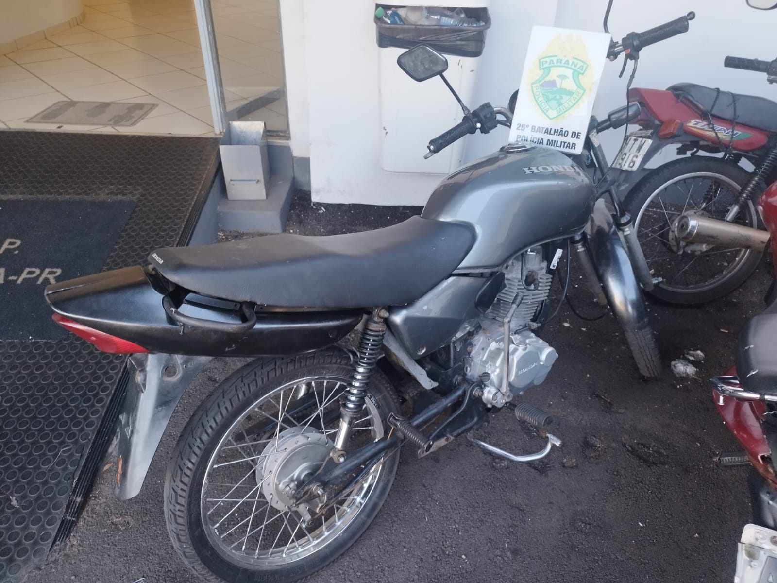 Jornal Ilustrado - Motocicleta furtada é recuperada pela PM no parque Industrial, em Umuarama 