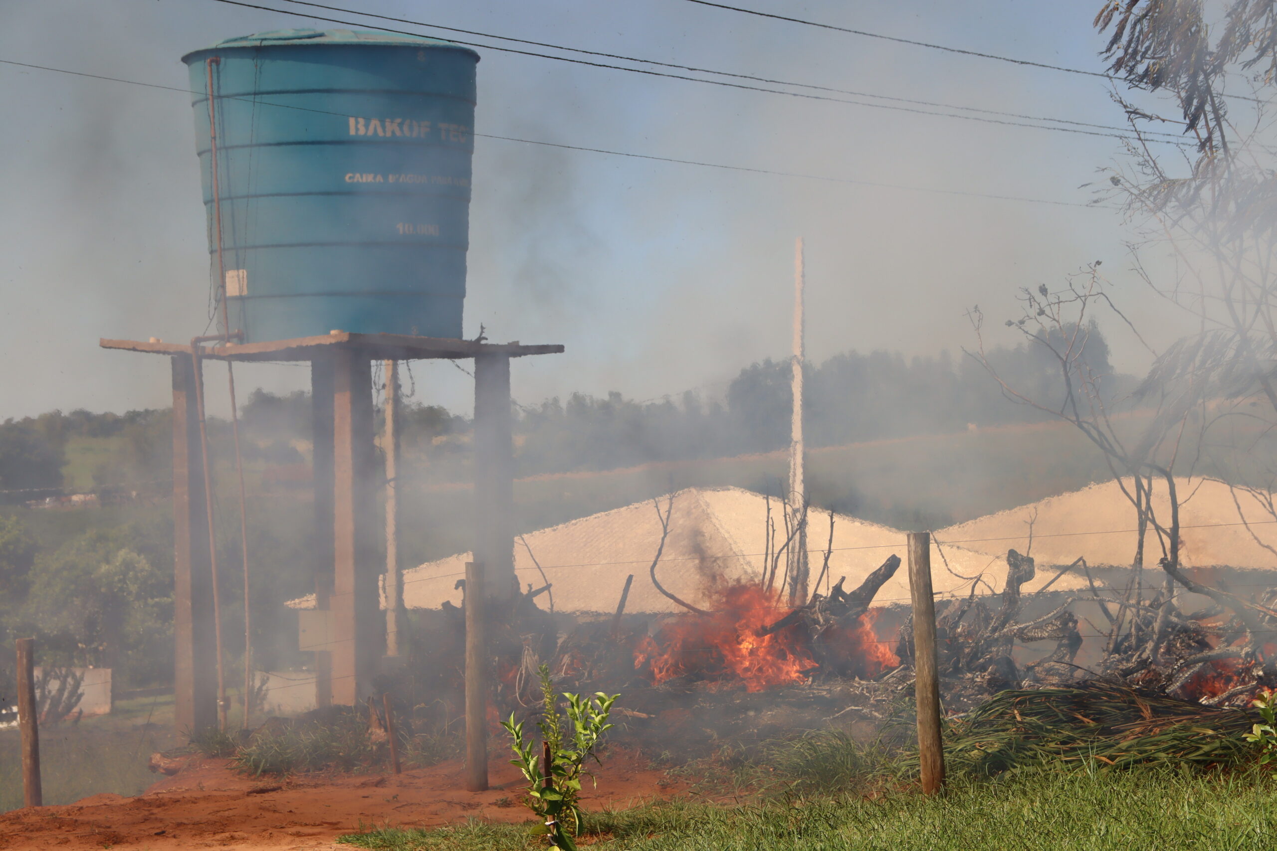 Jornal Ilustrado - Incêndio de grandes proporções ameaça residências em área rural de Umuarama 