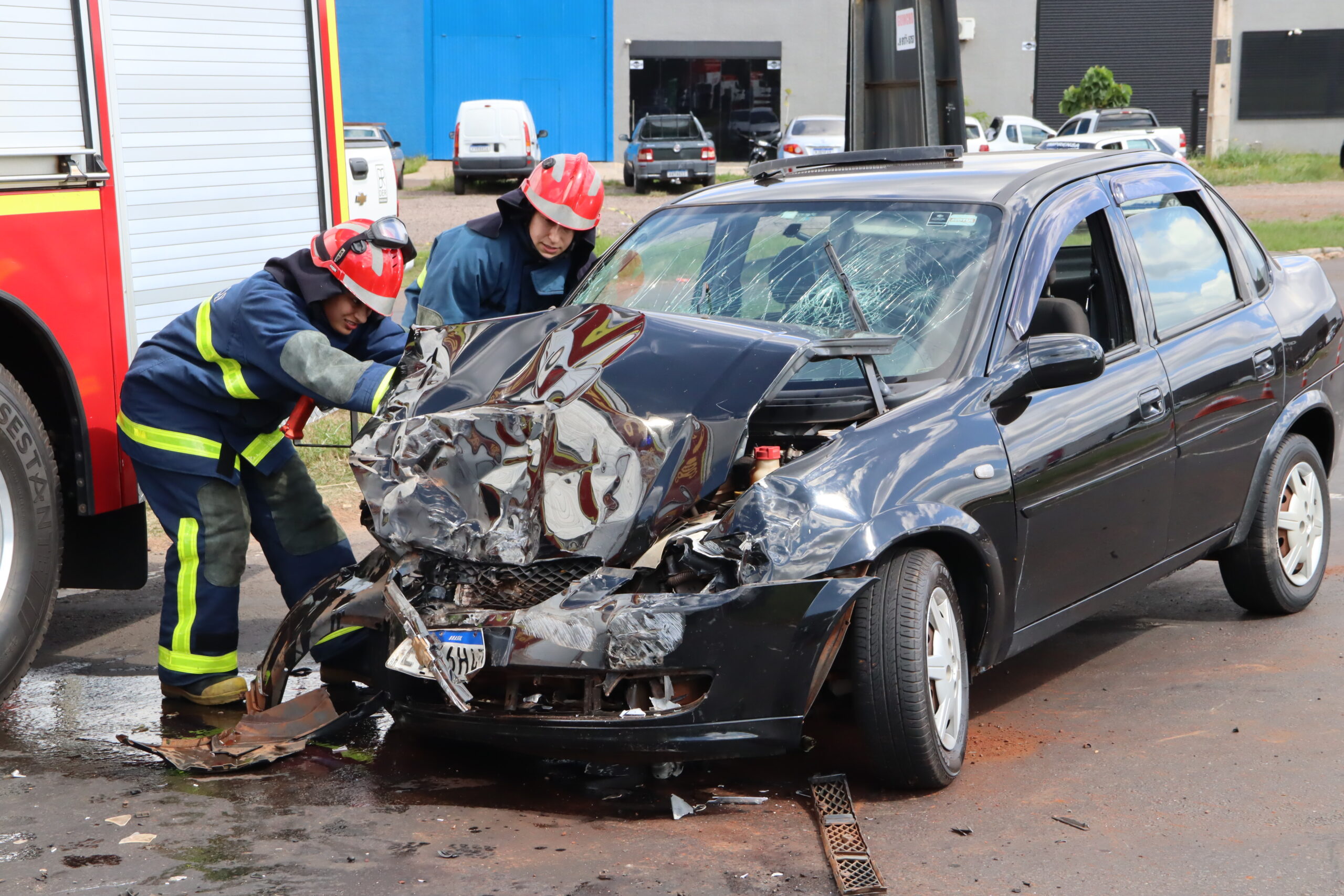Jornal Ilustrado - Batida entre caminhonete e carro deixa cinco feridos na PR-323, em Umuarama  